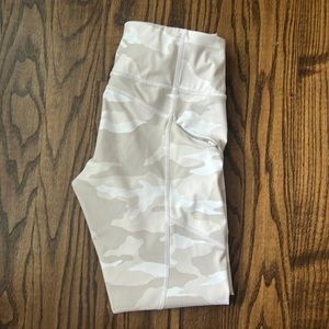 ✨ATHLETA✨ white/cream camo leggings size small. 7/8 in length